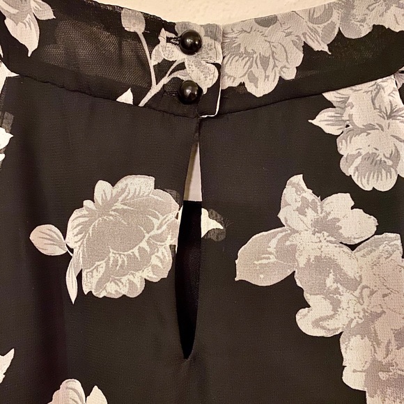 Black/white/gray floral top NWOT! - Picture 4 of 6